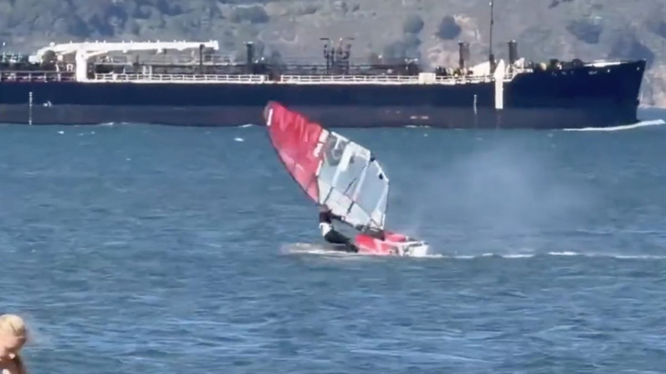 Rüzgar sörfünde balinayla çarpıştı