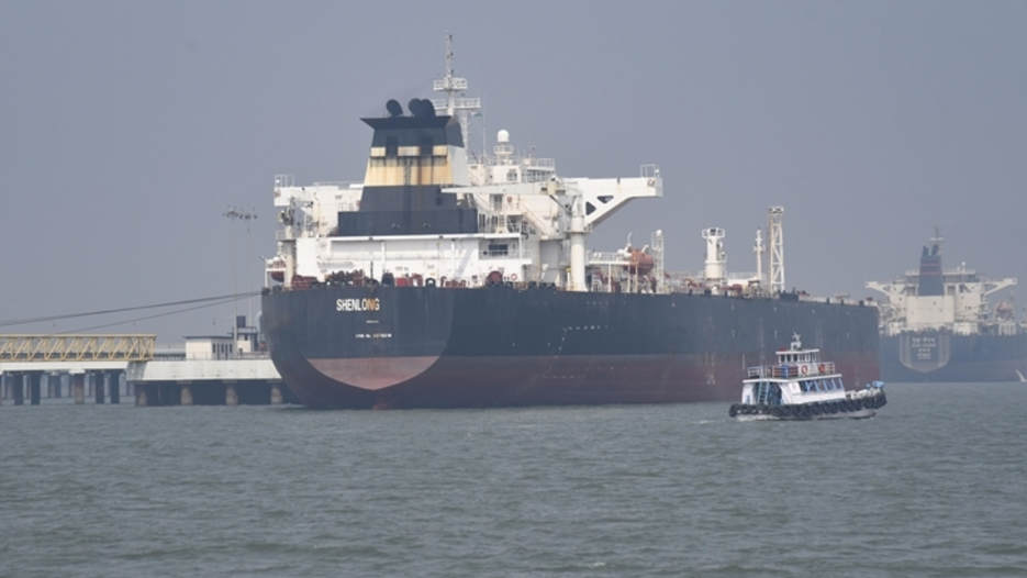 Hürmüz’de geçişler 'izinle' sürüyor