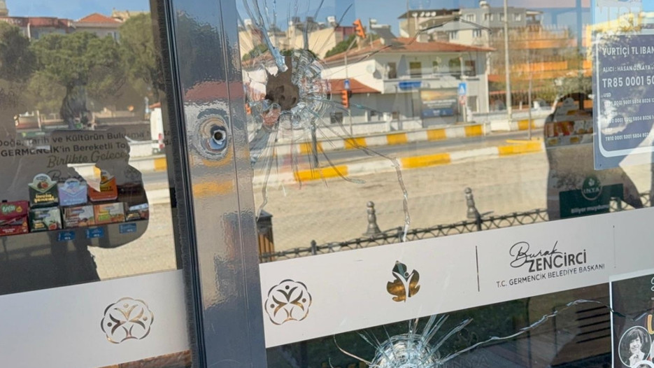 Eski belediye başkanı, belediyenin iş yerini kurşunladı