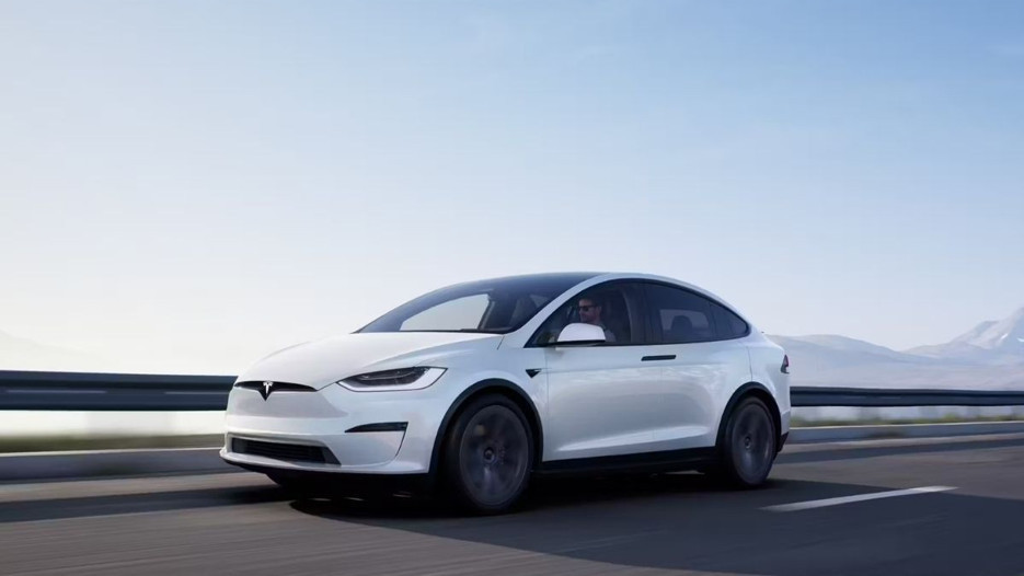 Sürücüsüz Tesla Avrupa'da yola çıktı