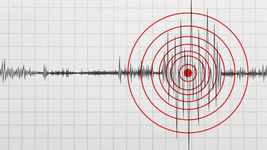 Ege ve Erzincan'da peş peşe deprem