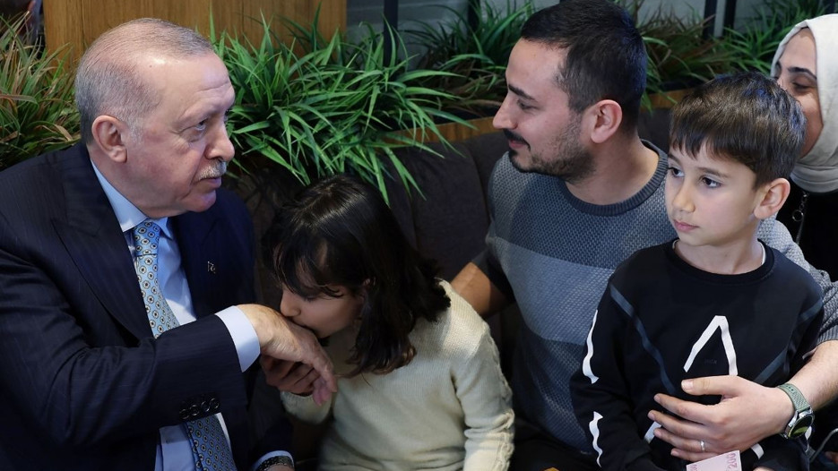 Cumhurbaşkanı Erdoğan kafede vatandaşlarla sohbet etti