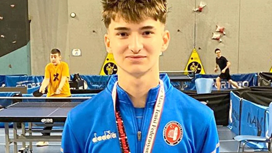 Genç raket Berk Öztoprak’tan altın madalya