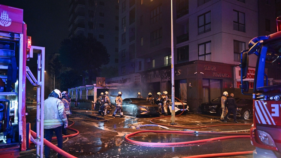 Kadıköy'de oto galerisinde yangın