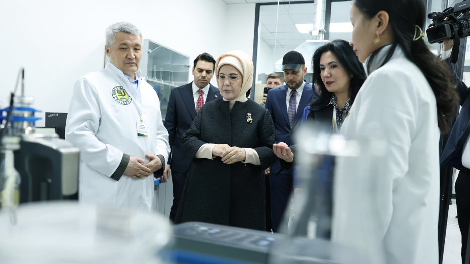 Emine Erdoğan'dan Kazakistan'da laboratuvar açılışı