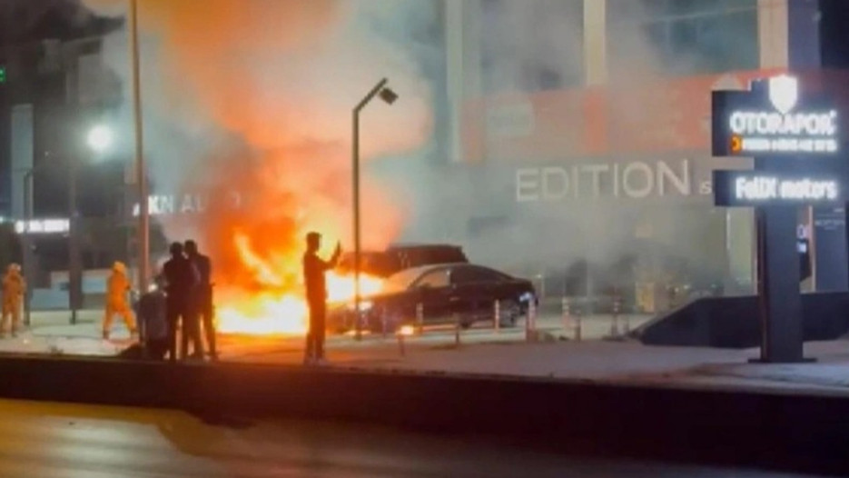 Yeşilköy'de galerinin önündeki lüks otomobiller yandı