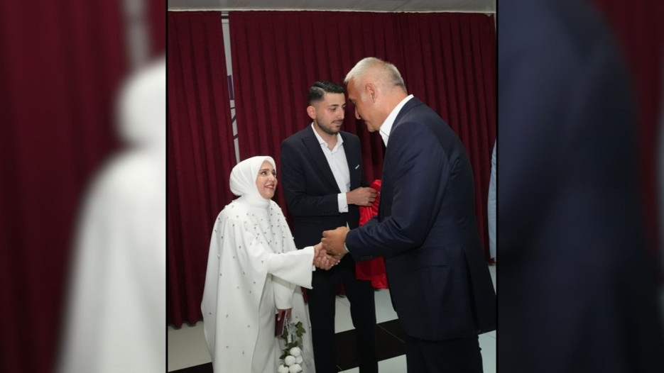 Bakan Ersoy’dan yeni evlenen çifte sürpriz