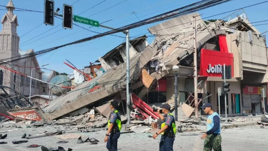 Filipinler'de 7,8'lik deprem: Tsunami alarmı verildi