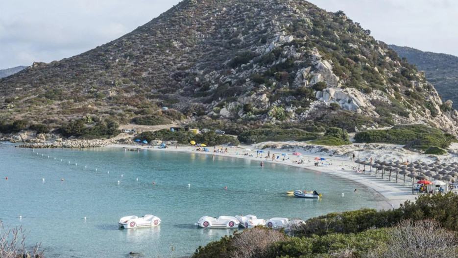 Sardinya Adası'nda 10 ile 65 yaş arasına şemsiye yasağı
