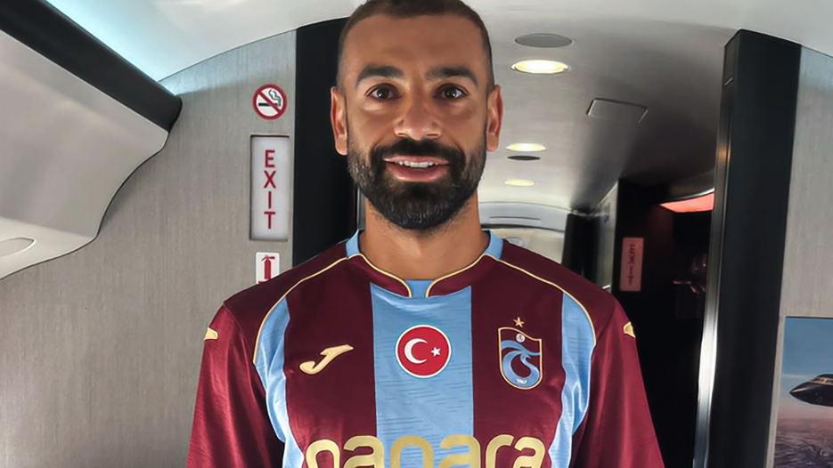 Salah uçağa bindi, formayı giydi