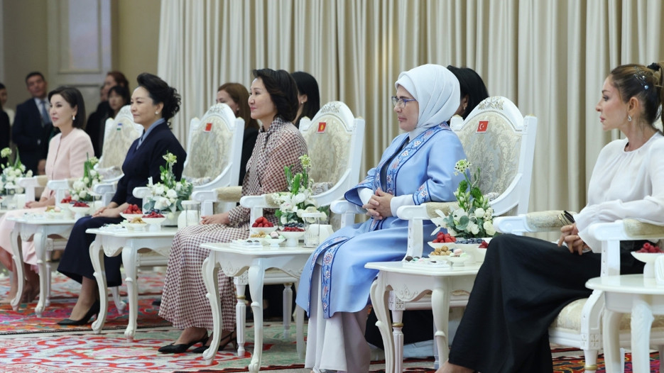 Emine Erdoğan, Kırgızistan'da lider eşleriyle buluştu