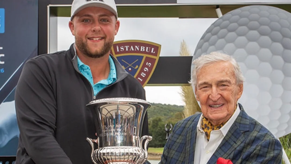 Rahmi Koç, golf şampiyonuna kupasını verdi