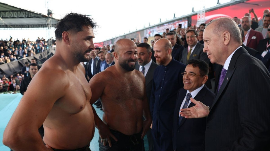 Cumhurbaşkanı Erdoğan, yağlı güreş finalini izledi