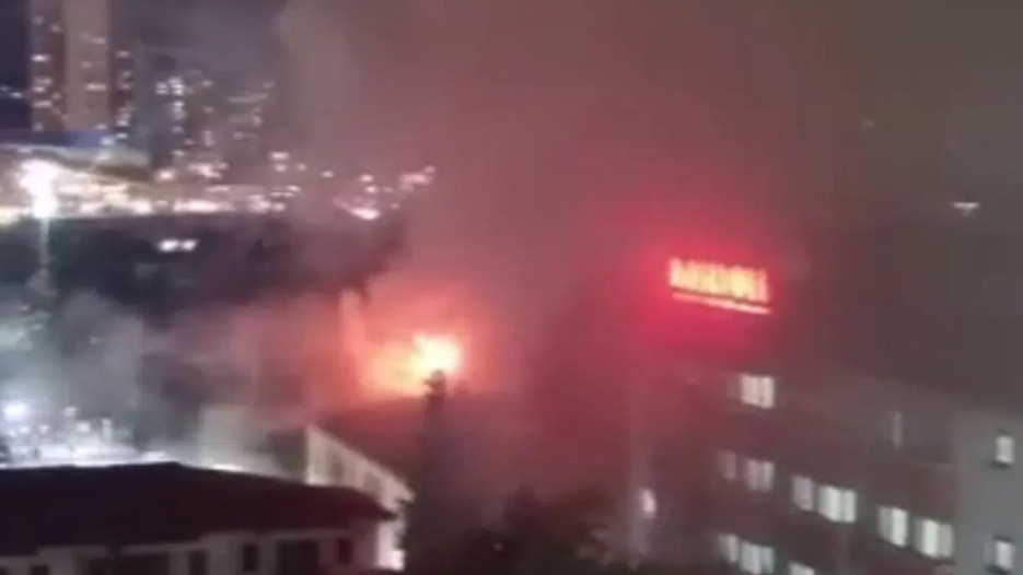 İstanbul Kartal'da hastane çatısında yangın çıkı