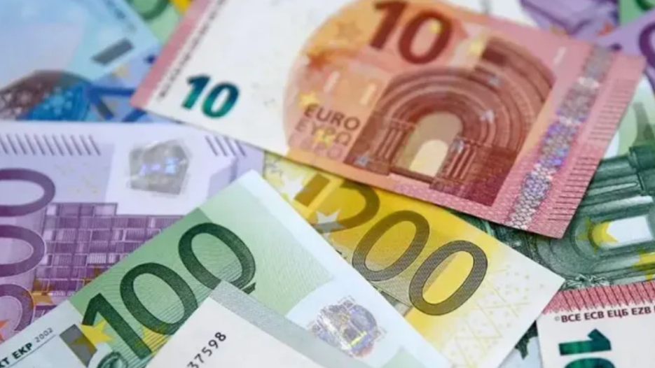 Siyasi ve mali belirsizlik euroya değer kaybettiriyor