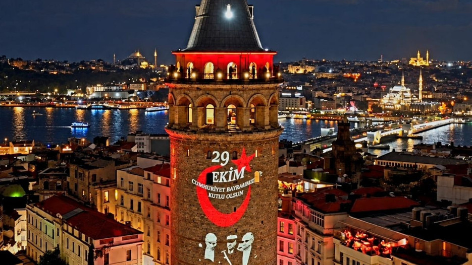 Galata Kulesi, Atatürk'ün fotoğraflarıyla aydınlatıldı
