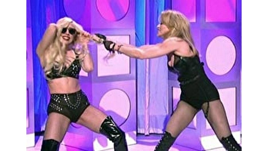 İki ünlü şarkıcı Madonna ve Lady GaGa kavgaya tutuştu. İşte o görüntüler..