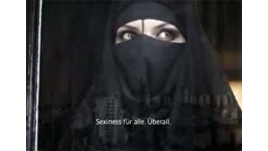 Çıplaklık ve burka bir araya geldi
