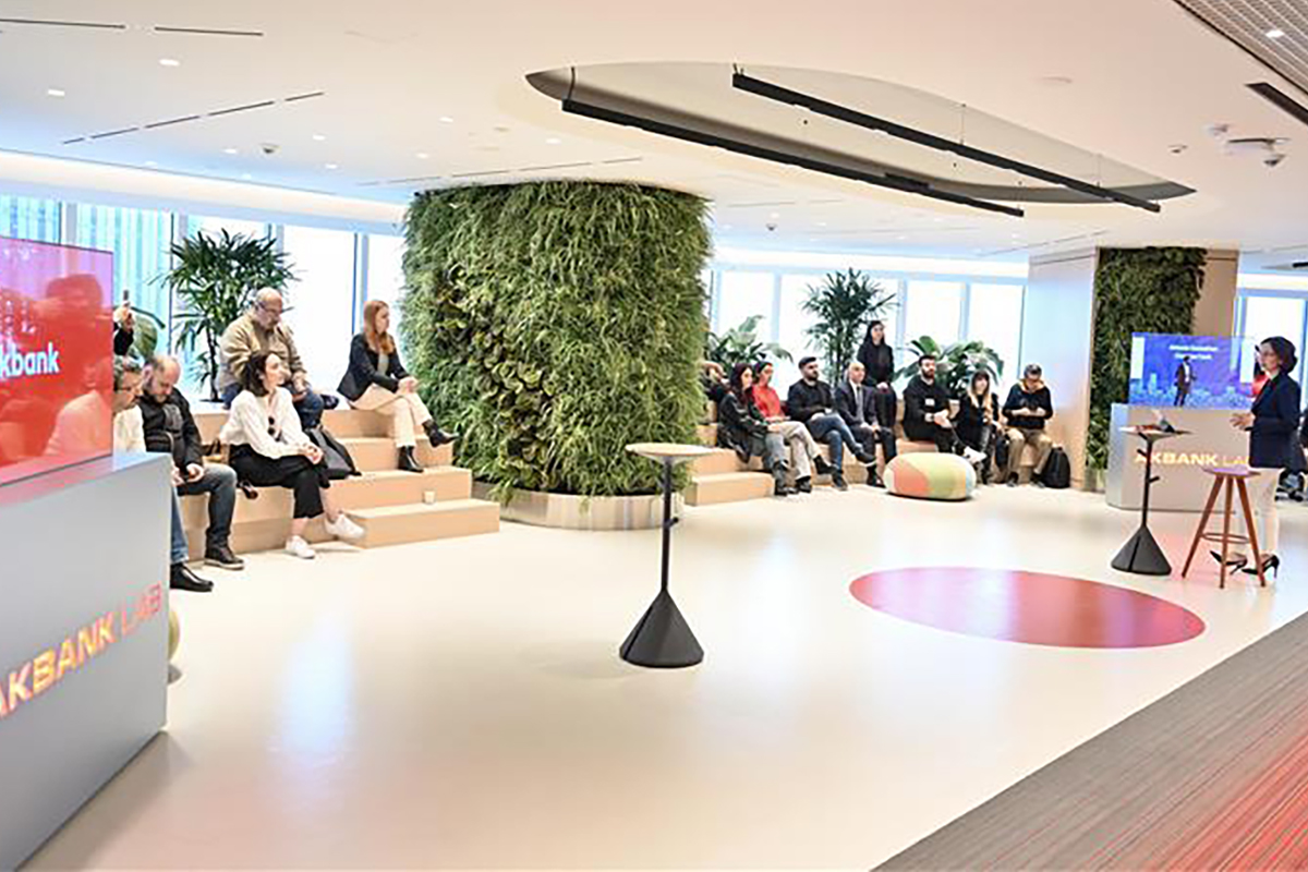Akbank LAB yenilenen inovasyon merkezini açtı