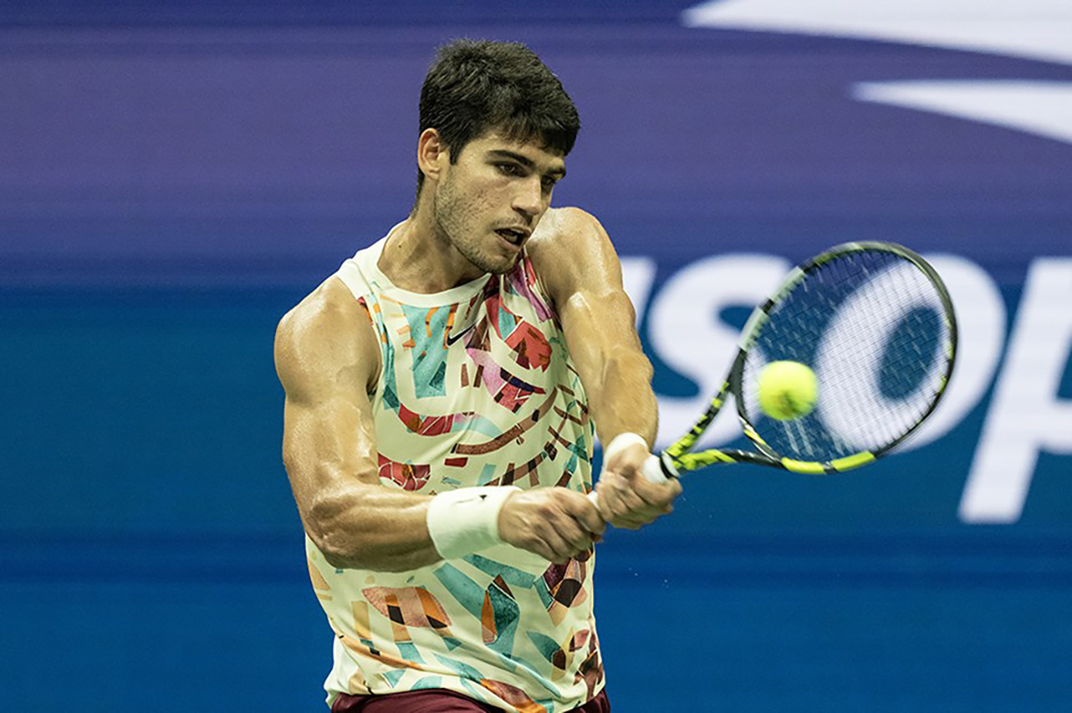 Arı sürüsü yüzünden 2 saat ara verilen tenis maçında Alcaraz, Zverev'i yendi