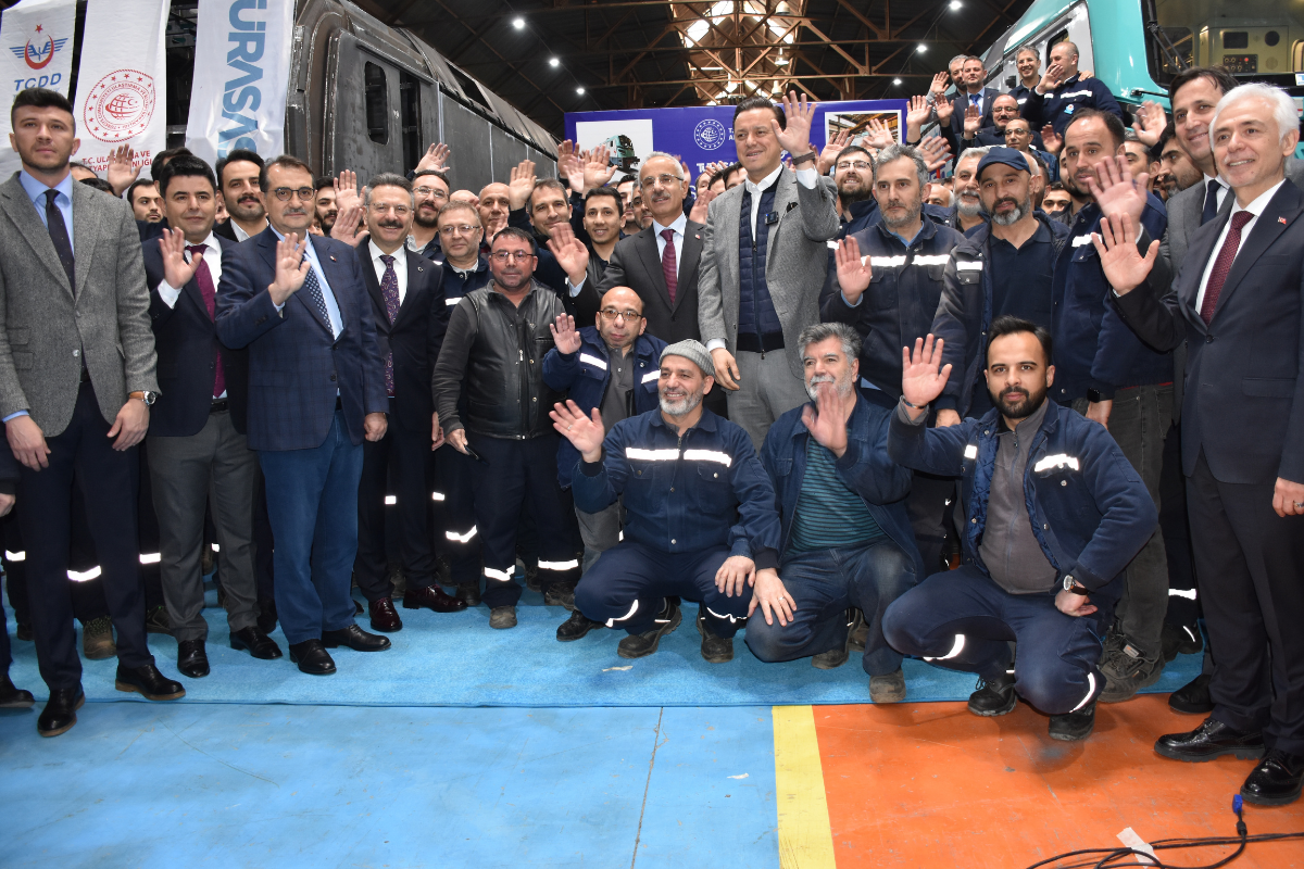 Bakan Uraloğlu, Eskişehir'de "Elektrikli Anahat Lokomotifi Sözleşmesi İmza Töreni"nde konuştu