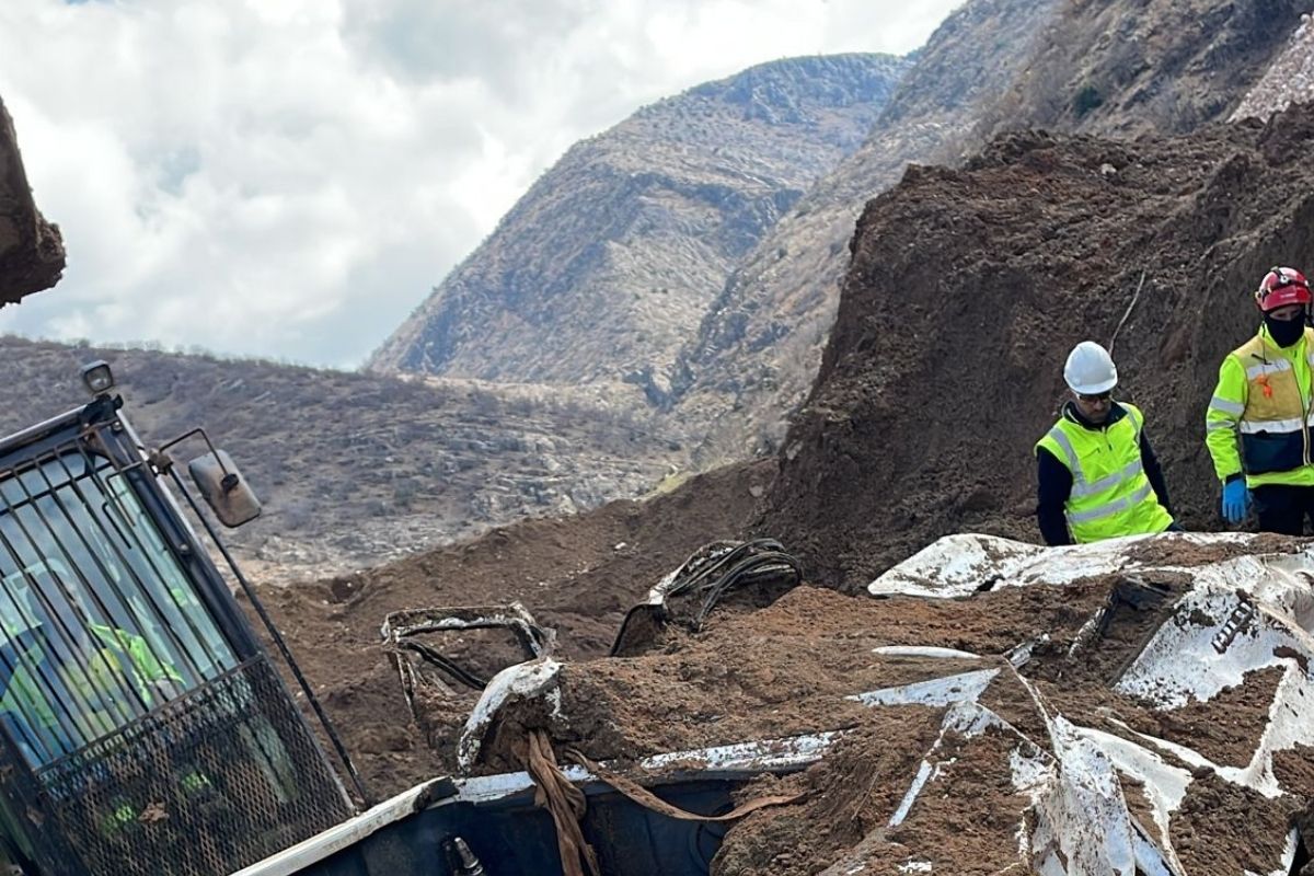 İliç'te bir araca ulaşıldı ama işçilerden iz yok