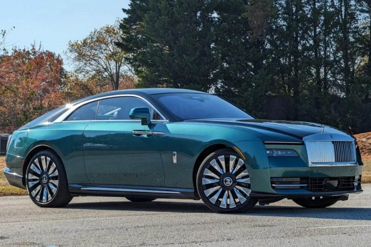 Rolls-Royce'nin elektrikli ilk modeli Spectre tanıtıldı