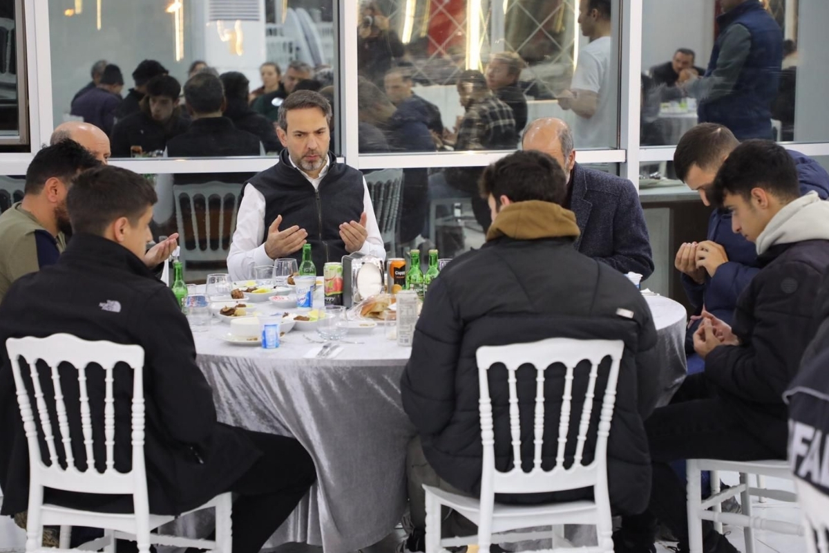 Bakan Bayraktar İliç'te toprak altında kalan işçilerin aileleriyle iftar yaptı