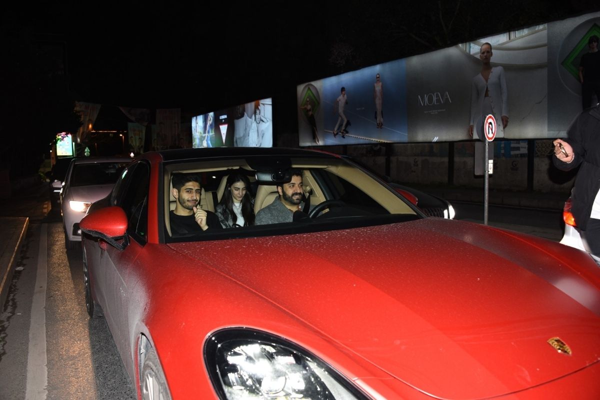 Hasan Can Kaya 'ekibi'ni Ferrari'siyle otobüse bıraktı
