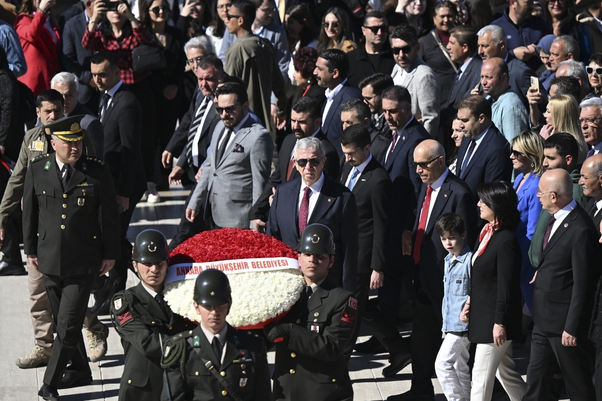 Ankara'nın yeni seçilen CHP'li belediye başkanları Anıtkabir'i ziyaret etti