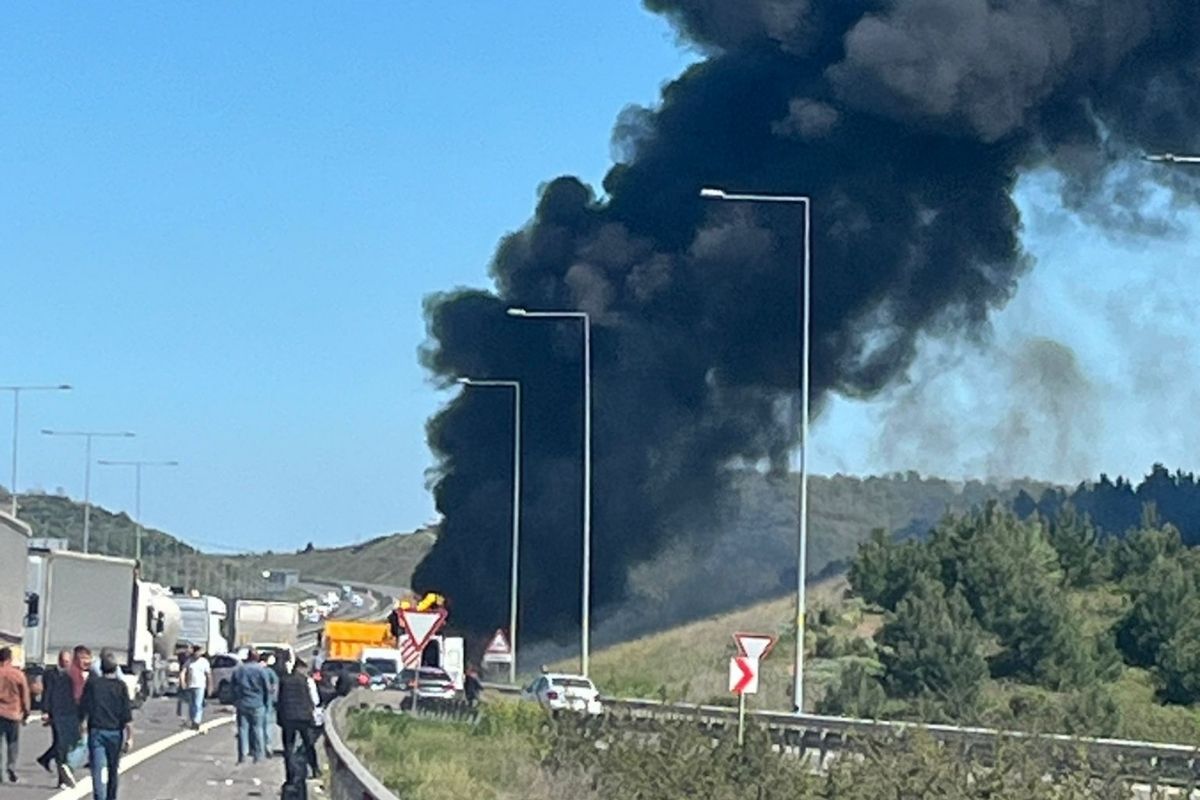 Kuzey Marmara Otoyolu'nda alev alan TIR bu halde 3 kilometre ilerledi