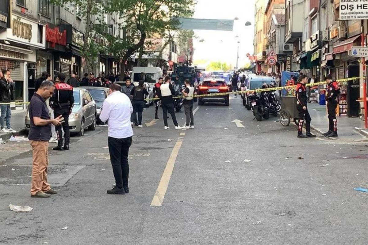 Beyoğlu'nda sokakta bulunanlara silahlı saldırı: 1 ölü, 4 yaralı