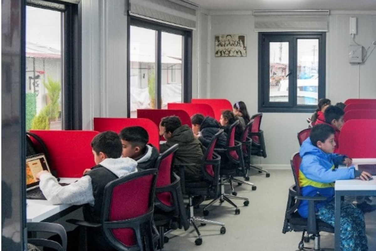 Kızılay ve Türk Telekom'dan depremzede öğrencilere destek