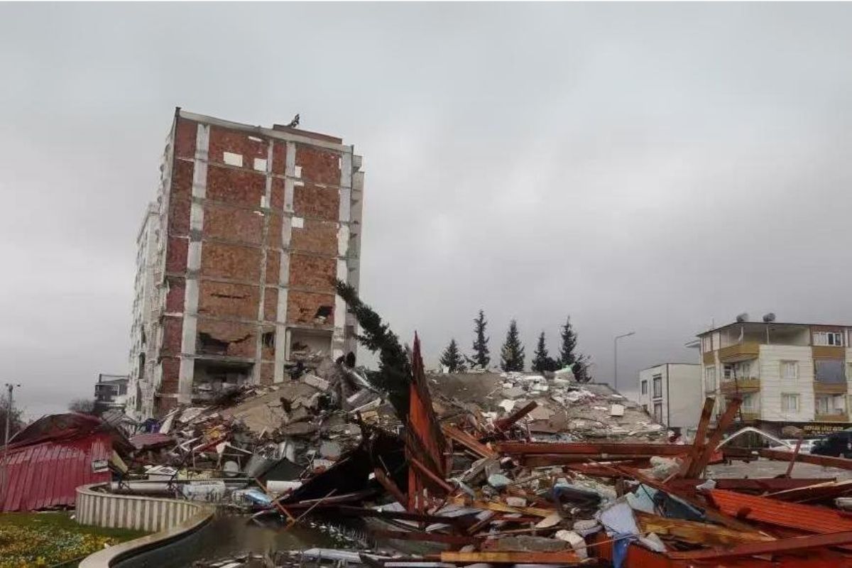 Zümrüt Apartmanı'nın fenni mesulü tutuklandı