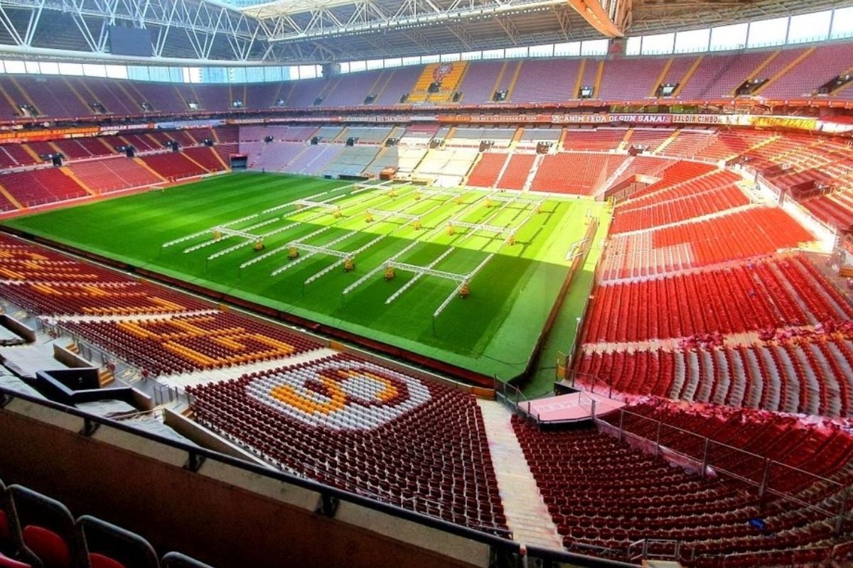 Galatasaray A takımla RAMS Park'ta sözleşme yeniliyor