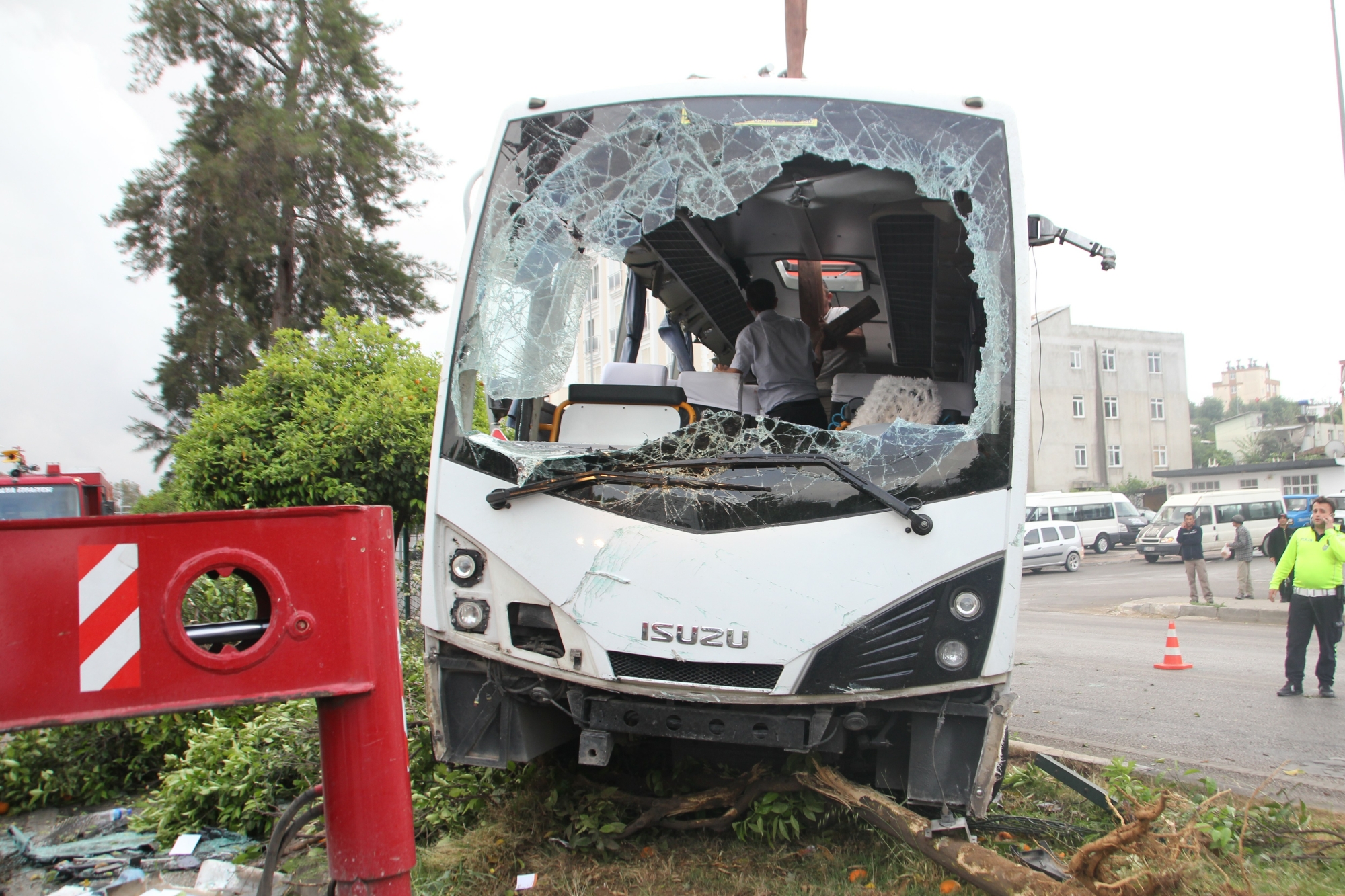 Otel servis aracı devrildi, 19 kişi yaralandı