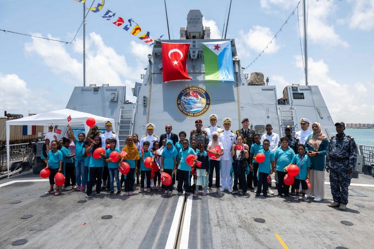 Japonya seferindeki TCG Kınalıada Cibuti Limanı'nı ziyaret etti
