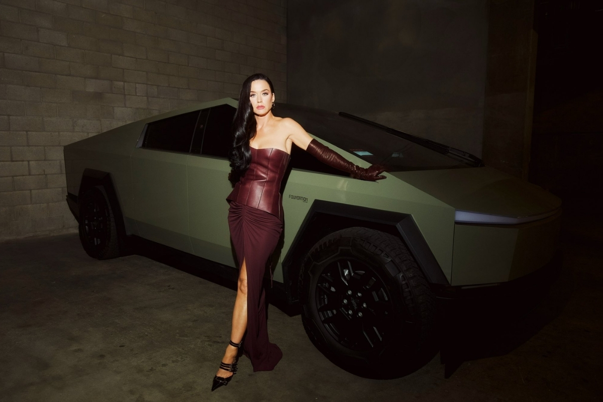Şarkıcı Katy Perry Cybertruck'ına kavuştu