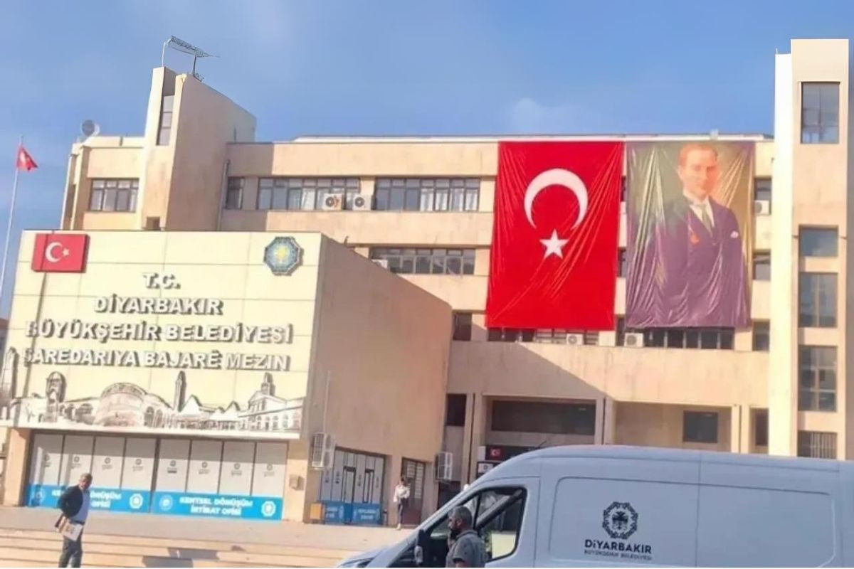 Tartışılan belediye Türk bayrağı ve Atatürk posteri astı