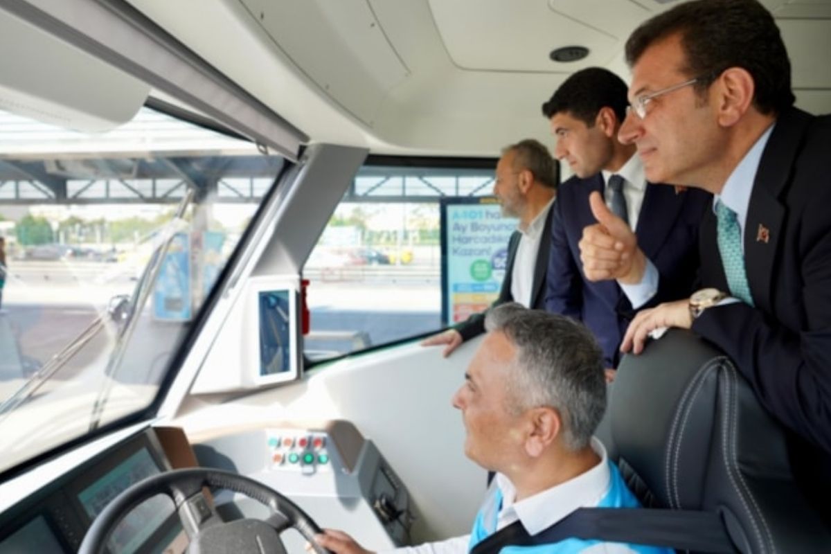 İmamoğlu elektrikli, vagonlu yeni metrobüsü tanıttı