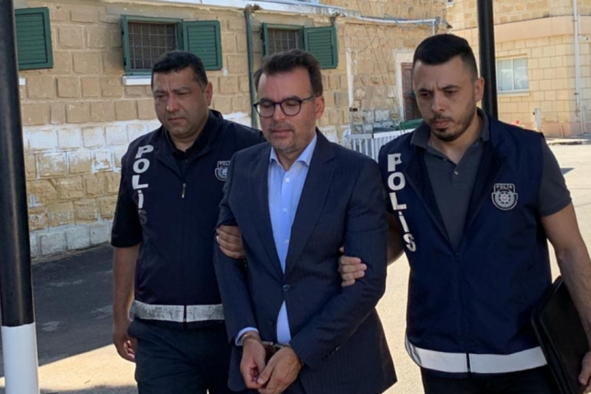 TRT Kıbrıs temsilcisi Sefa Karahasan'ın doktorası şaibeli çıktı