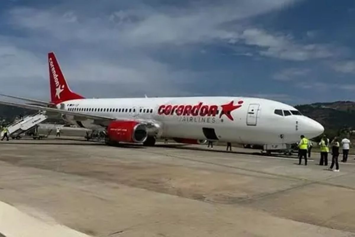 Alanya'da tekerleği patlayan yolcu uçağı ön dikme üstüne indi