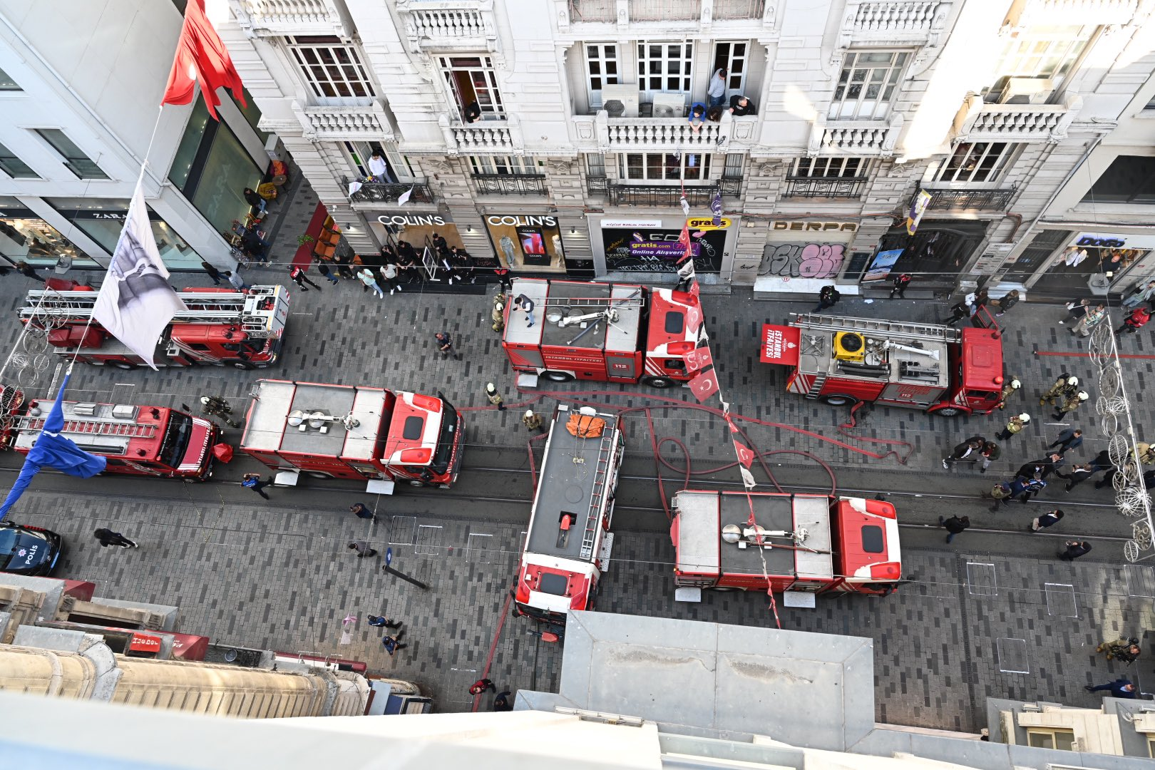 İstiklal Caddesi'nde çıkan yangın söndürüldü