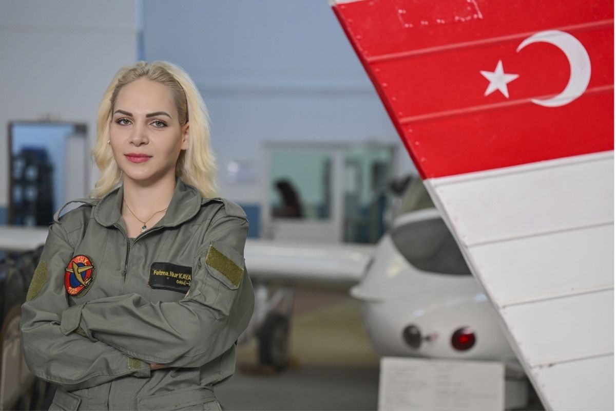 Genç kızlar uçak teknisyeni olmak için eğitim görüyor