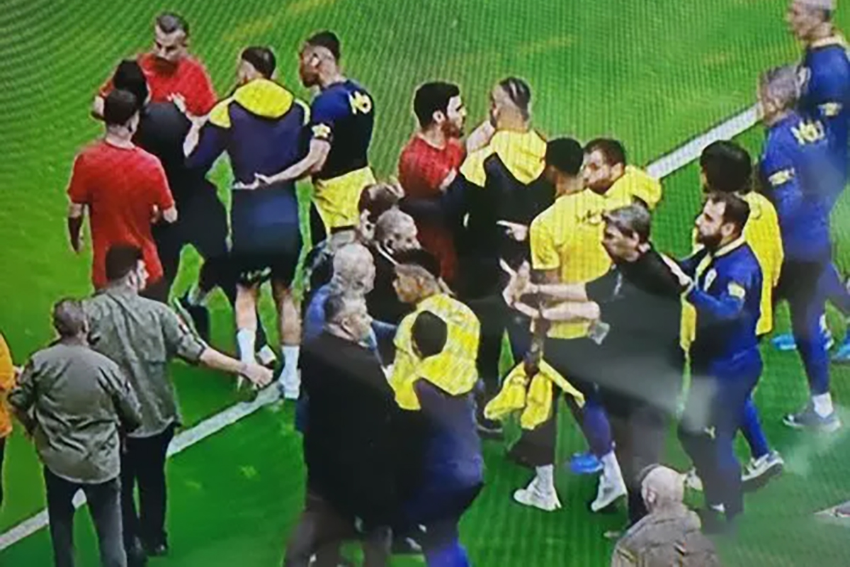 Derbi maç başlamadan iki oyuncu birbirine girdi