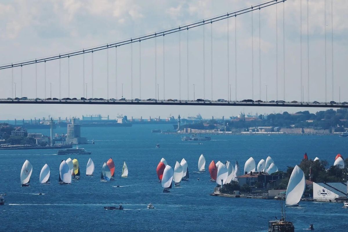 İstanbul Boğazı'nda gemi trafiği yat yarışları nedeniyle askıya alındı