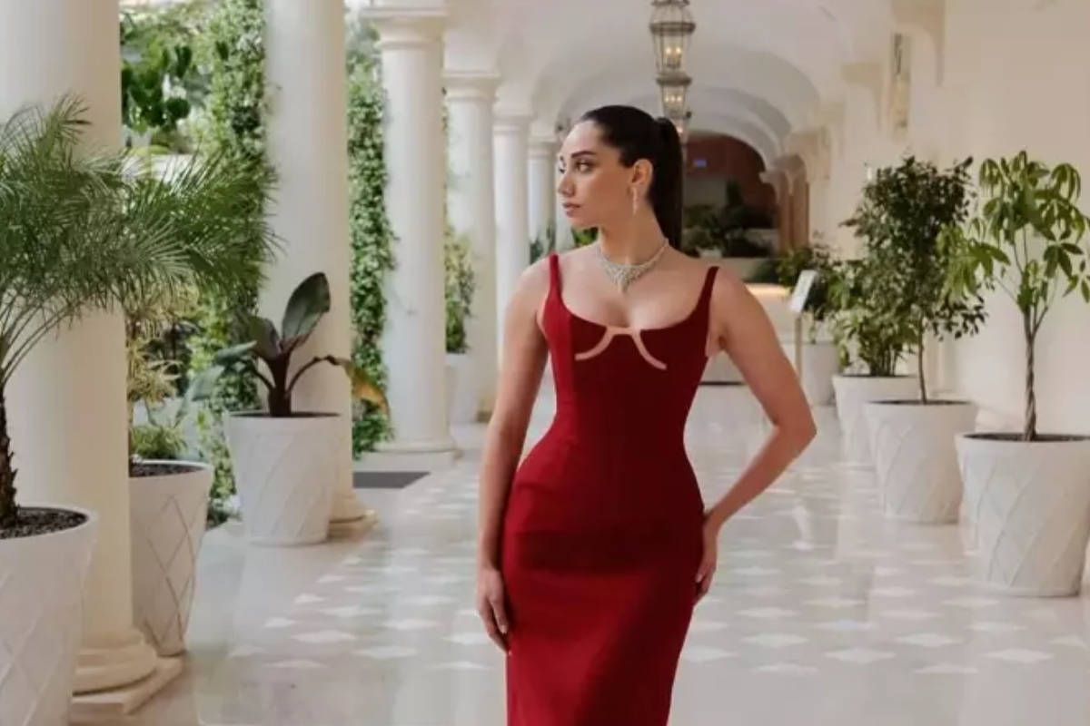 Özge Özacar'dan Cannes çıkarması