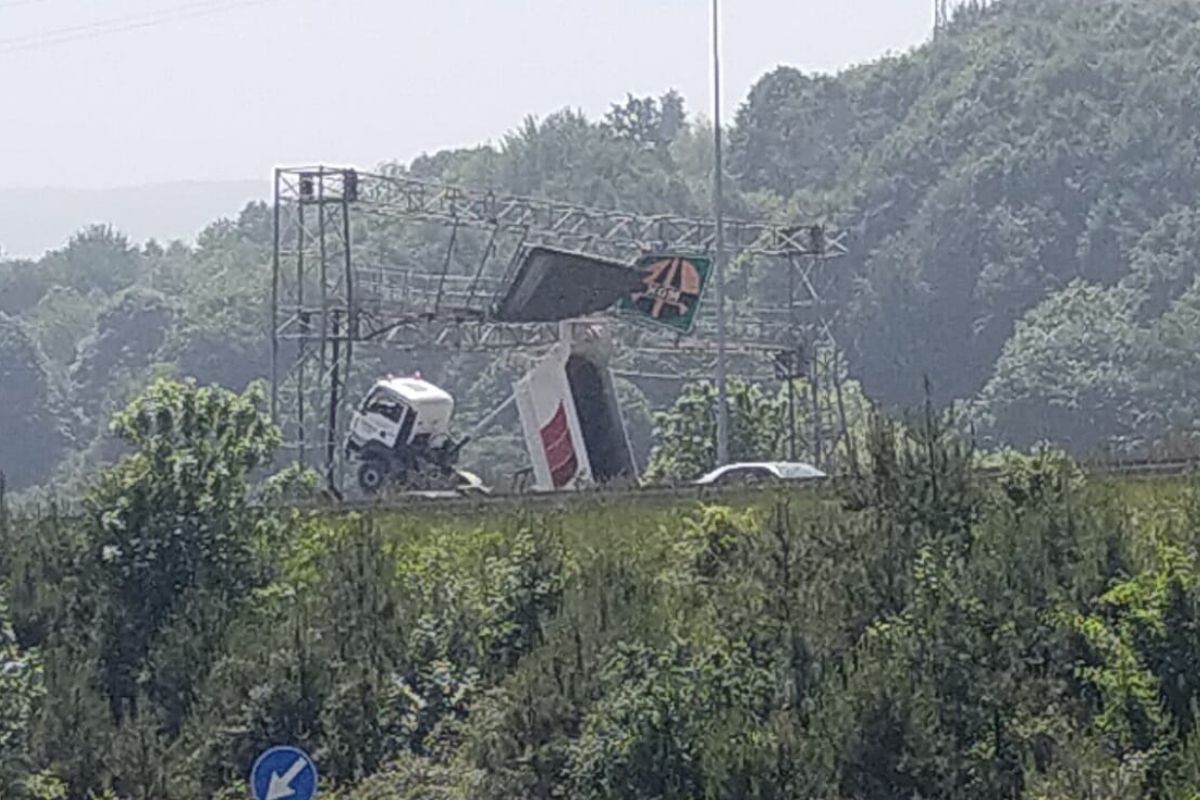 Anadolu Otoyolu'nda kamyon levhaya takıldı