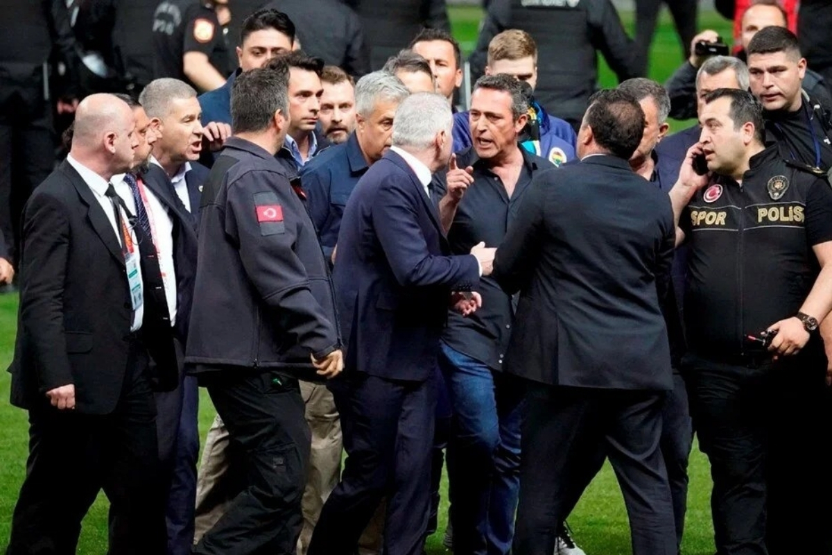 İstanbul Valiliğinden Galatasaray-Fenerbahçe maçında yaşanan olaylara ilişkin açıklama