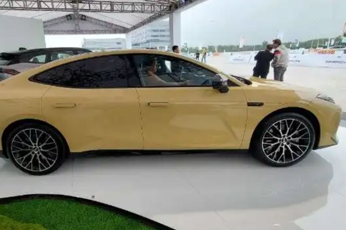 Çinli Geely’nin E8'i görünüşü ve performansıyla göz doldurdu